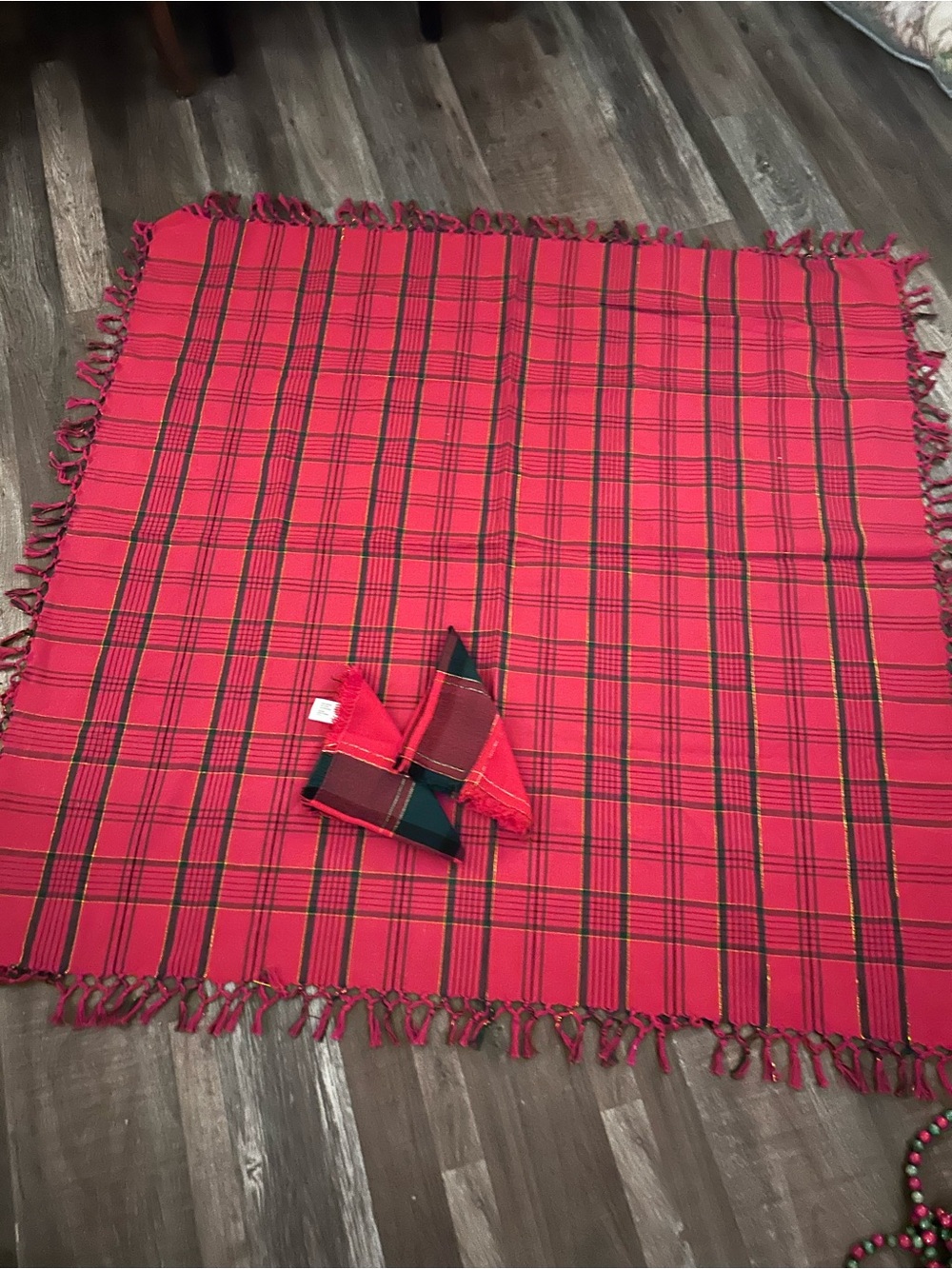 Classic Red Green Tartan Plaid Tablecloth gold metallic 48”
Square w 2 napkin